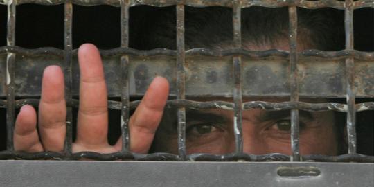 Ribuan tahanan Palestina hari ini melakukan aksi mogok makan 