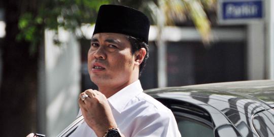 Aceng pulang ke rumahnya di Garut boncengan naik motor