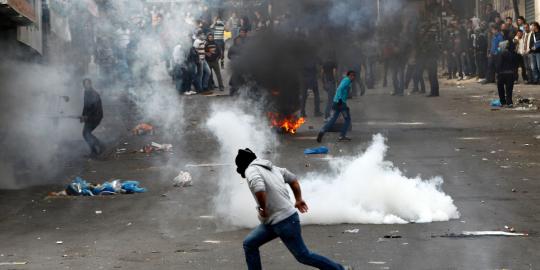 Ratusan warga Palestina bentrok dengan aparat Israel