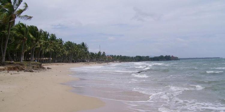 Badai Terjang Pantai Kuta Turis Dan Pedagang Berhamburan