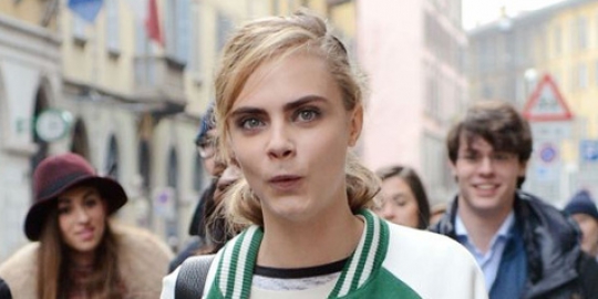 Cara Delevingne lewati di catwalk dengan kaki memar  