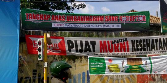 Ratusan spanduk hujat Anas bermunculan di Kediri