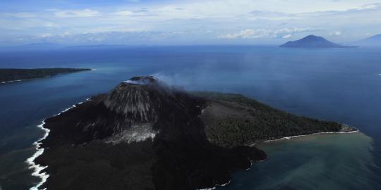 Pesona keindahan gunung berapi Anak Krakatau