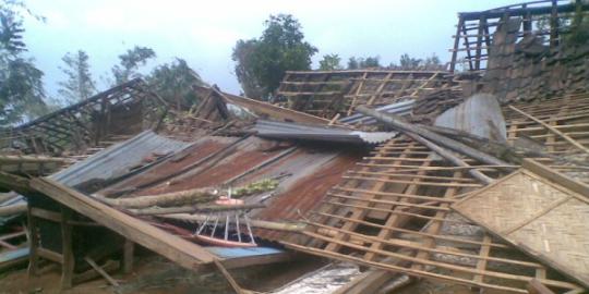 Diterjang angin puting beliung, 88 rumah di Pemalang rusak 