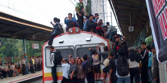 Polisi dan penumpang KRL bentrok di Stasiun Depok Lama