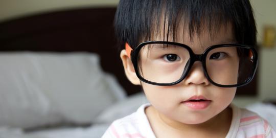 4 Tanda ketika anak harus memakai kacamata