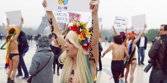 Demonstran cantik, rela setengah bugil demi aspirasi