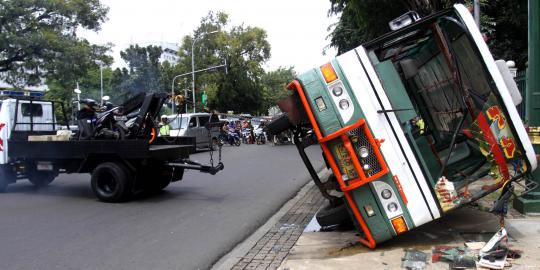 Bus Kopaja terbalik di depan Istana
