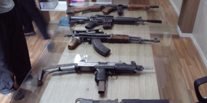 Satpam temukan 5 senjata laras panjang dekat bak sampah | merdeka.com