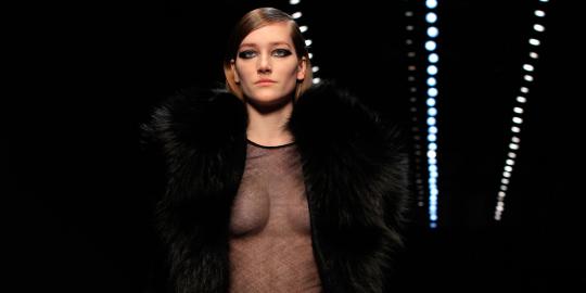 Model bawakan busana tipis di Paris Fashion Week 