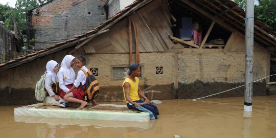 Banjir 1 meter, anak-anak tetap sekolah gunakan perahu buatan