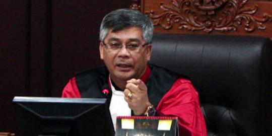 Mahfud mundur, Akil Mochtar pilih perpanjang masa jabatan di MK