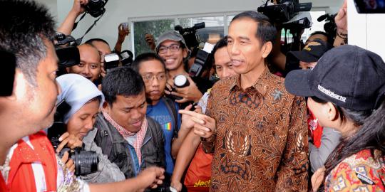 Di terminal, Jokowi dikerumuni warga sampai keringatan