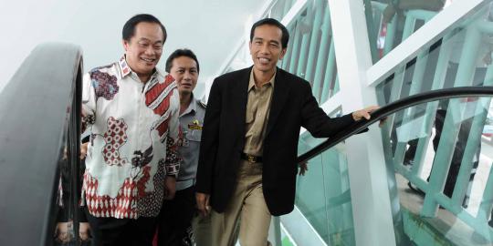 Jokowi jajal naik jembatan penyeberangan eskalator di Salemba