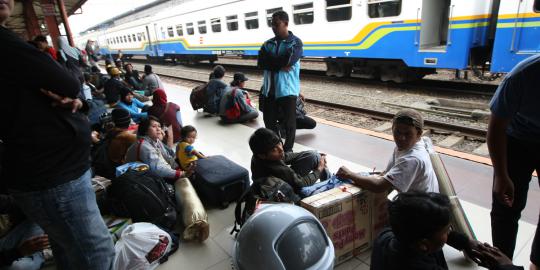 KRL Berasap Di Stasiun Cawang, Penumpang Panik  Otosia.com