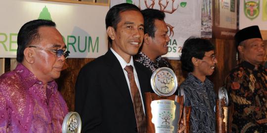 Jokowi: Dicarikan pekerjaan, enak atau anak?