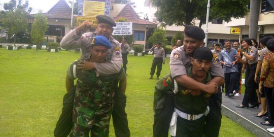 Tunjukkan kekompakan, anggota TNI di Solo gendong polisi
