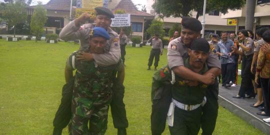 Prihatin dengan pembakaran Mapolres OKU, TNI gendong polisi