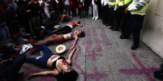 Meminta keadilan, wanita turun ke jalan memakai pakaian dalam