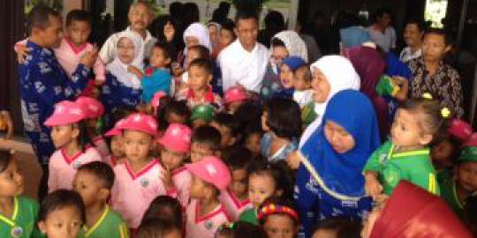 Di bandara Lampung, Dahlan 'dikeroyok' anak-anak