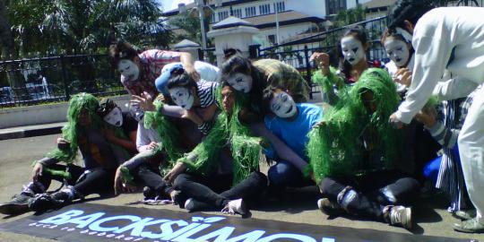 Save Baksil, puluhan orang longmarch bergaya pantomim