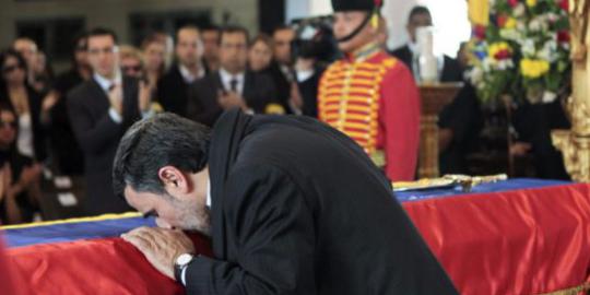 Ahmadinejad cium peti jenazah Chavez