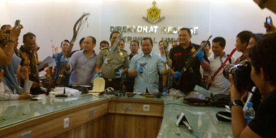 Polisi sita senjata tajam dan senpi di rumah Hercules
