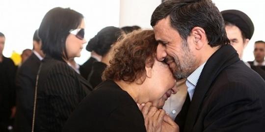 Ahmadinejad tuai kritikan setelah peluk seorang perempuan   