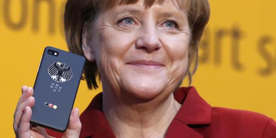 Kanselir Jerman Merkel dengan ponsel Blackberry Z10