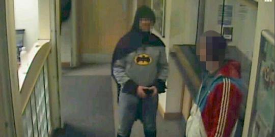 'Batman' bekuk penjahat dan membawanya ke kantor polisi