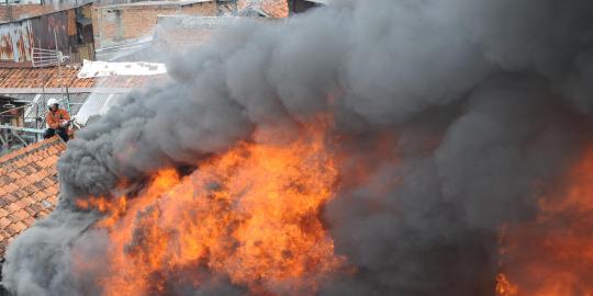 Rumah penduduk di Salemba terbakar