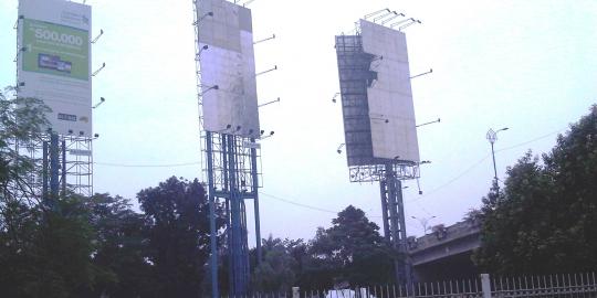 Jokowi dan 3 tiang reklame yang masih menantang