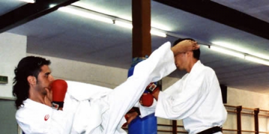 menggasak rumah dipenuhi atlet karate