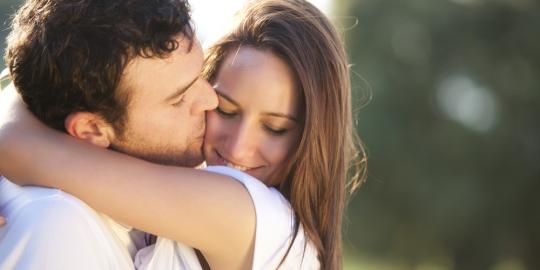 Pasangan sering palsukan pelukan dan ciuman?
