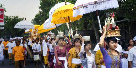 Usai Nyepi, remaja Denpasar gelar tradisi ciuman massal