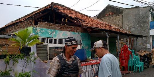 Atap rumah warga di Pancoran ambruk ditiup puting beliung