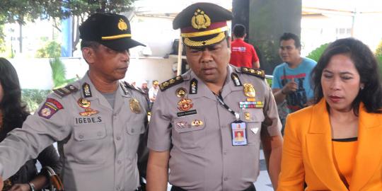 Berseragam Polisi, AKBP Teddy Rusmawan datangi KPK