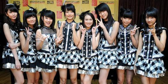 Kostum JKT48 dibuat oleh desainer Indonesia dan Jepang