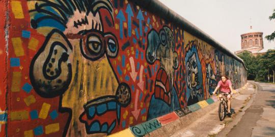 Berbagai karya mural warnai dinding tembok Berlin