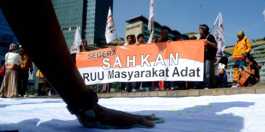Aliansi Masyarakat Adat Nusantara menggelar aksi di Bundaran HI