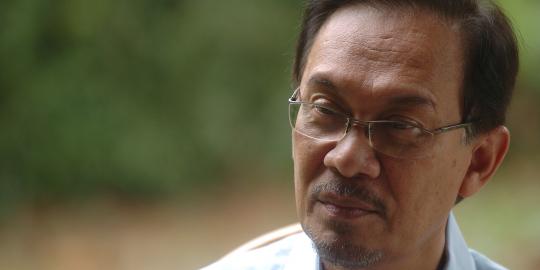 Foto Anwar Ibrahim Cium Lelaki Beredar Di Internet Merdeka Com