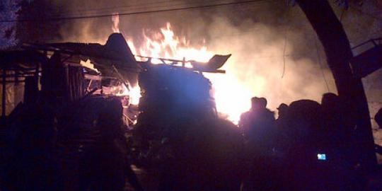 Pabrik kayu di Depok terbakar