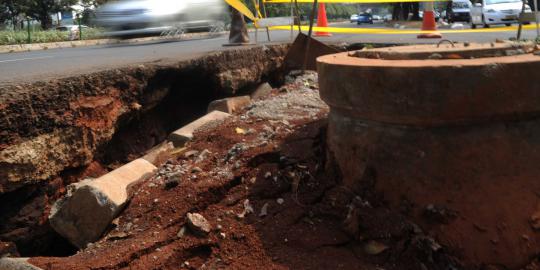 Curah hujan tinggi akibatkan jalan di Brebes ambles