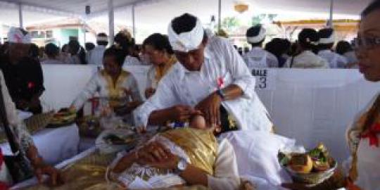850 Umat Hindu Bali ikuti potong gigi massal