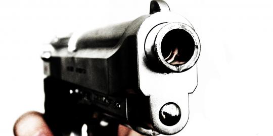 Petani pakai pistol FN 9 milimeter untuk merampok
