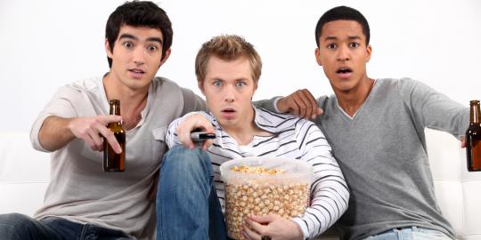 Ini yang terjadi jika makan sambil nonton TV