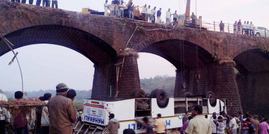 Bus jatuh dari jembatan, 37 penumpang tewas & 15 luka parah