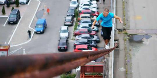 Spider Man dunia nyata berpose di atas ketinggian 300 meter