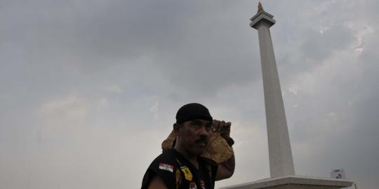 Kopral Subagyo keliling Monas sambil memanggul batu 15 kg