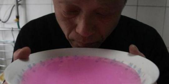 Wah, air keran di China berwarna merah muda!